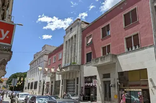Die Busstation in Pula, Kroatien, mit einem modernen Gebäude und wartenden Fahrgästen.