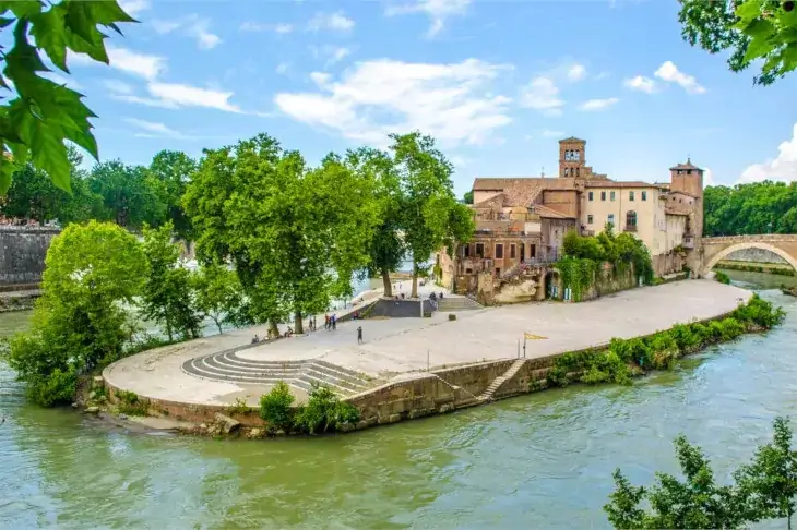 Blick auf die Isola Tiberina, die größte Insel des Flusses Tiber in Rom.