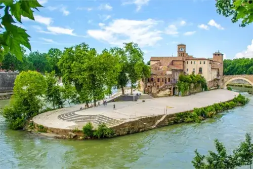 Blick auf die Isola Tiberina, die größte Insel des Flusses Tiber in Rom.