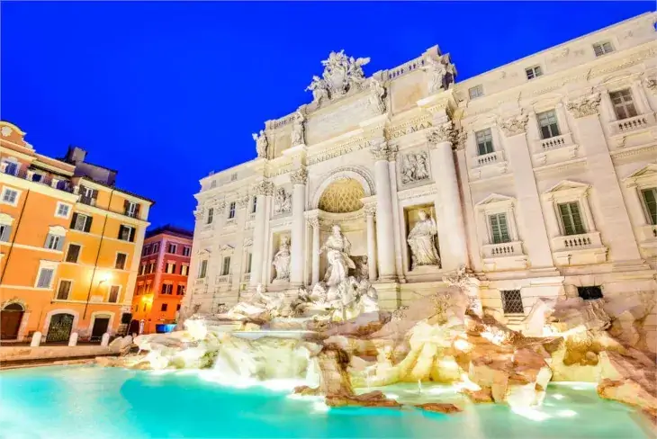 Trevi-Brunnen bei Nacht in Rom, Italien