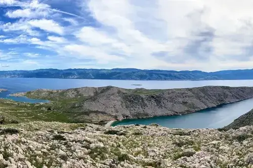 Blick auf Vela Luka und Mala Luka mit türkisblauem Wasser und umliegender Küstenlandschaft.