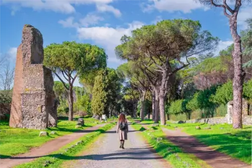 Via Appia Antica mit Ruinen und Bäumen in Rom, Italien