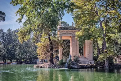 Griechischer Asklepios-Tempel in der Villa Borghese, ein Park in Rom, Italien