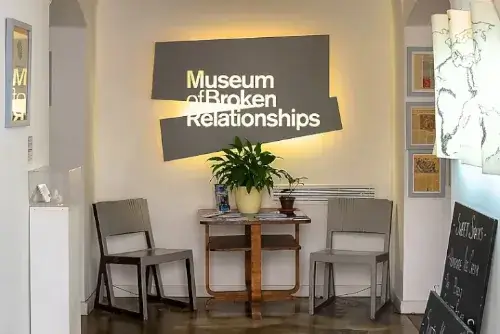 Ein Raum im Museum der zerbrochenen Beziehungen in Zagreb.