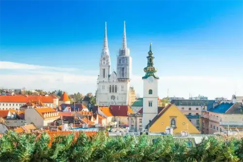 Kroatische Hauptstadt Zagreb mit der Kathedrale und den roten Dächer im Stadtzentrum, Blick von der Oberstadt.