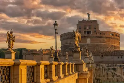Abenddämmerung an der Engelsburg in Rom mit sanftem Licht und leerer Promenade.