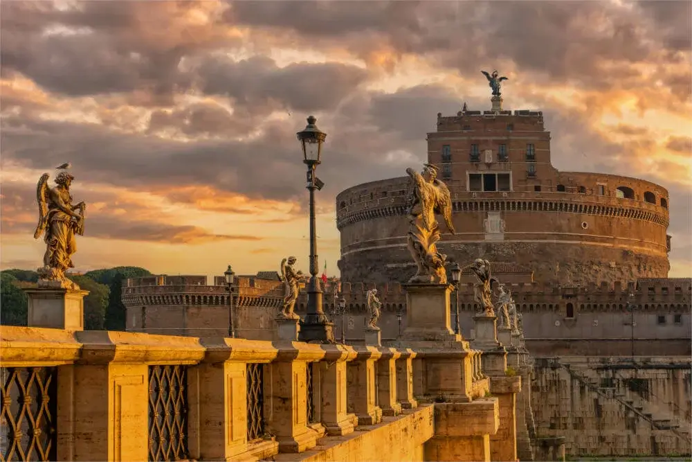 Abenddämmerung an der Engelsburg in Rom mit sanftem Licht und leerer Promenade.