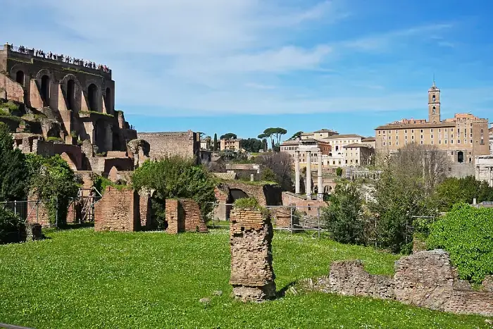 Forum Romanum in Rom bei Sonnenaufgang mit Blick auf antike Tempel und Ruinen.