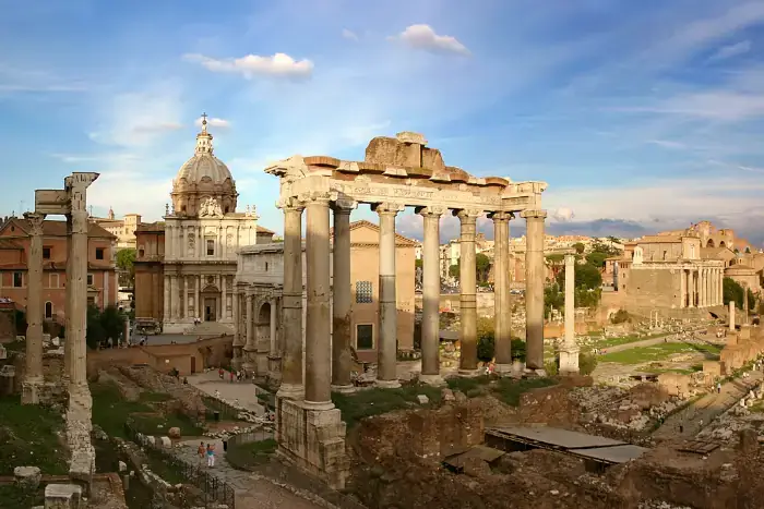 Blick über das Forum Romanum mit gut sichtbaren Tempelruinen und dem Kapitolinischen Hügel im Hintergrund.