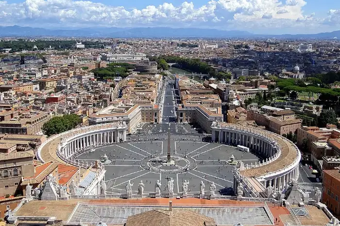 Blick von der Kuppel des Petersdoms auf den Petersplatz und das Stadtpanorama von Rom.
