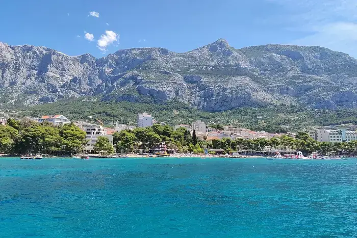 Klare Adria vor Makarska mit türkisfarbenem Wasser und felsiger Küste.