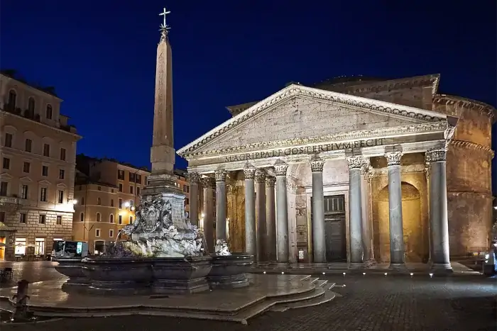 Pantheon in Rom bei blauer Stunde mit beleuchteter Fassade und ruhigem Vorplatz.