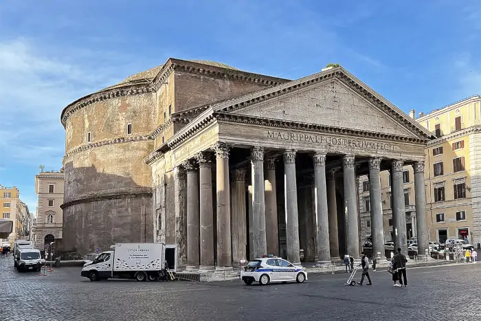 Pantheon in Rom am frühen Morgen mit klarer Fassade und fast leerem Platz.