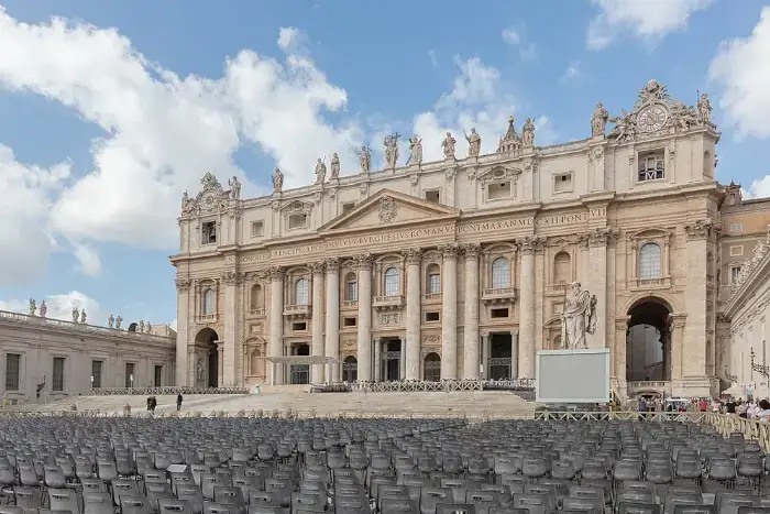 Blick auf die Peterskirche in der Morgensonne mit klarer Fassade und Vorplatz.