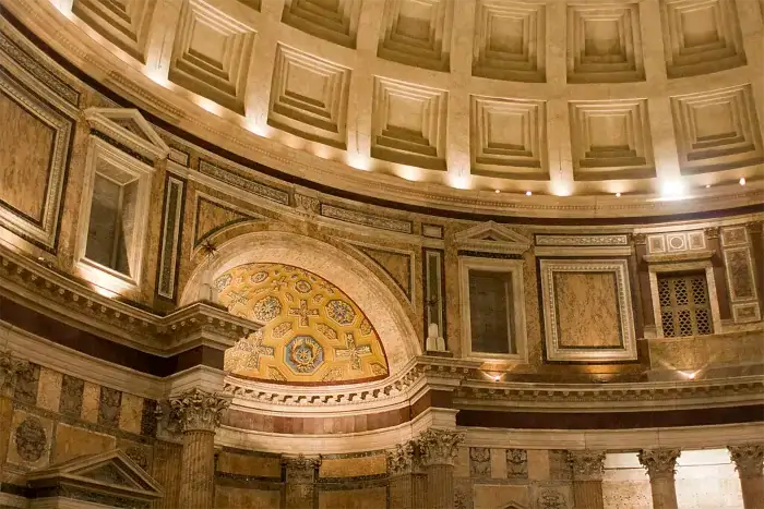 Innenansicht des Pantheons in Rom mit Kuppel und Lichtöffnung (Opaion).