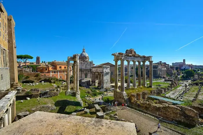 Übersicht über das Forum Romanum mit antiken Ruinen und Säulen bei Tageslicht.