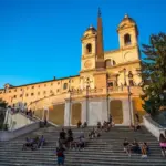 Spanische Treppe in Rom bei Abendlicht mit Blick auf die Kirche Trinità dei Monti.