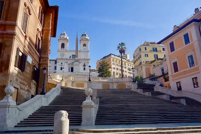 Spanische Treppe in Rom am Vormittag mit Blick auf die gesamte Treppenanlage und Kirche.