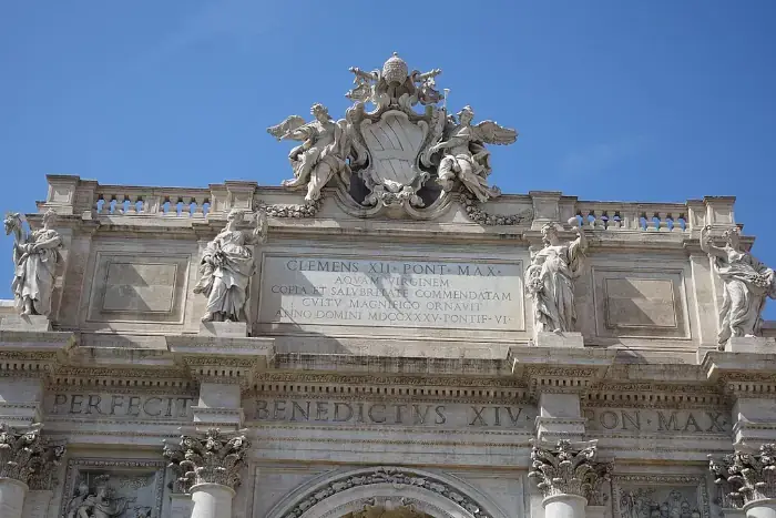 Trevi-Brunnen in Rom bei Tageslicht mit klarer Sicht auf die Statuen.